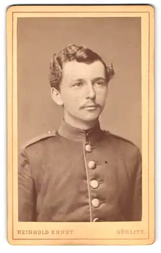 Fotografie Reinhold Ernst, Görlitz, Moltke-Str. 11a, Portrait Soldat in Uniform mit Locken