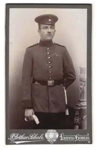 Fotografie F. Arthur Schule, Leipzig, Planitz-Str. 15, Portrait sächsischer Soldat in Uniform mit Bajonett und Portepee