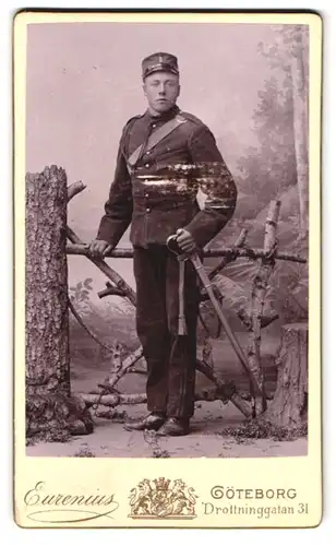 Fotografie Eurenius, Göteborg, Drottninggatan 31, Portrait schwedischer Soldat in Uniform mit Schützenschnur und Säbel
