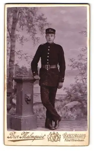 Fotografie Bror Malmquist, Skillingaryd, Portrait schwedischer Soldat in Uniform vor einer Studiokulisse