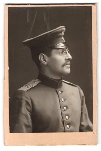 Fotografie Fotograf und Ort unbekannt, Portrait Einjährig-Freiwilliger in Uniform Rgt. 40 mit Zwicker Brille