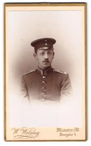 Fotografie W. Welsing, Münster i. W., Bergstr. 4, Portrait Einjährig-Freiwilliger Uffz. in Uniform Rgt. 13