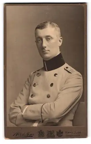 Fotografie Albert Meyer, Hannover, Georgstr. 24, Portrait Soldat in Uniform Rgt. 64