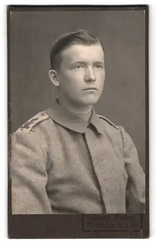 Fotografie Wiener Atelier, Mannheim, S. 1. 4., Portrait Soldat in Feldgrau Uniform