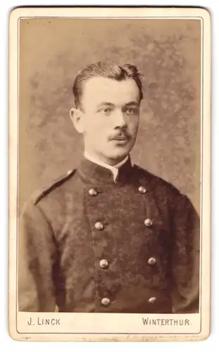 Fotografie J. Linck, Winterthur, Portrait junger Soldat in Uniform mit doppelreihigen Knöpfen