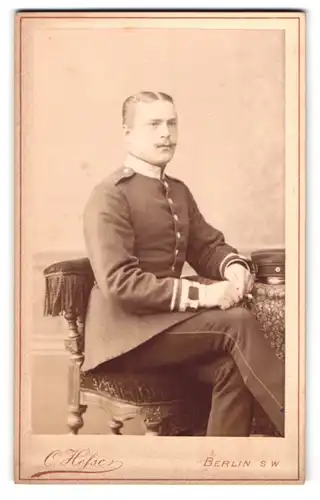 Fotografie Carl Hesse, Berlin, Teltower Str. 3, Portrait Soldat in Garde Uniform mit Oberlippenbart