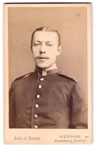 Fotografie Selle & Kuntze, Potsdam, Schwertfegerstr. 14, Portrait Uffz. in Uniform mit Oberlippenbart