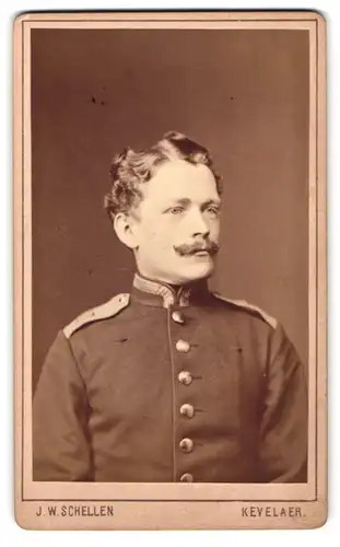 Fotografie J. W. Schellen, Kevelaer, Portrait Uffz. in Uniform mit Schulterklappen und Locken