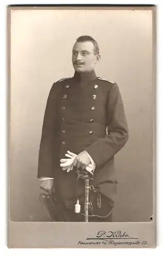 Fotografie P. Krabo, Frankfurt a. O., Regierungsstr. 13, Portrait Soldat in Uniform mit Säbel und Portepee