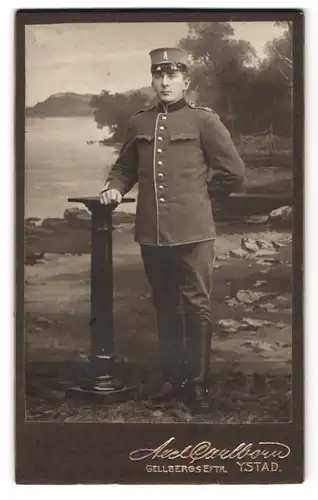 Fotografie Axel Caulborn, Ystad, Gellbergs Eftr., Portrait Soldat in Uniform vor einer Studiokulisse