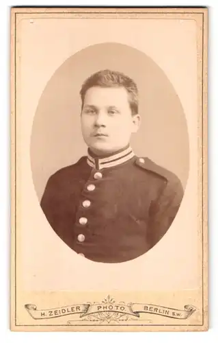 Fotografie H. Zeidler, Berlin, Jerusalemerstr. 59, Portrait junger Soldat in Garde Uniform