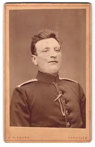 Fotografie H. Richers, Hannover, Cellerstr. 146, Portrait Soldat in Uniform mit Pfeife