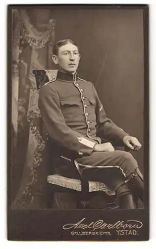 Fotografie Axel Caulborn, Ystad, Gellbergs Eftr., Portrait schwedischer Soldat in Uniform sitzt im Atelier