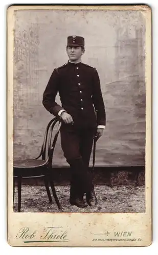 Fotografie Rob. Thiele, Wien, Neulerchenfelderstr. 70, Portrait junger österreichischer Soldat in Uniform mit Bajonett