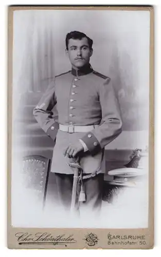 Fotografie Chr. Schönthaler, Karlsruhe, Bahnhofstr. 50, Portrait Soldat Fritz in Uniform mit Säbel und Portepee