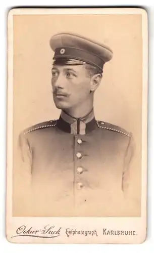 Fotografie Oskar Suck, Karlsruhe, Portrait Einjährig-Freiwilliger Uffz. in Uniform Rgt. 14