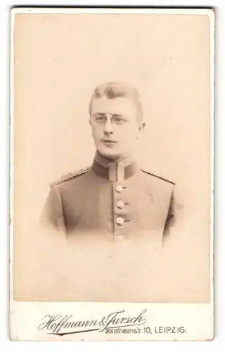 Fotografie Hoffmann & Jursch, Leipzig, Dorotheenstr. 10, Portrait junger Einjährig-Freiwilliger Uffz. in Uniform