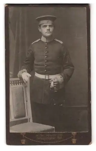 Fotografie Atelier Burger, Greiz / Vogtland, An der Grässlitz 5, Portrait Soldat in Uniform Rgt. 11 mit Krätzchen