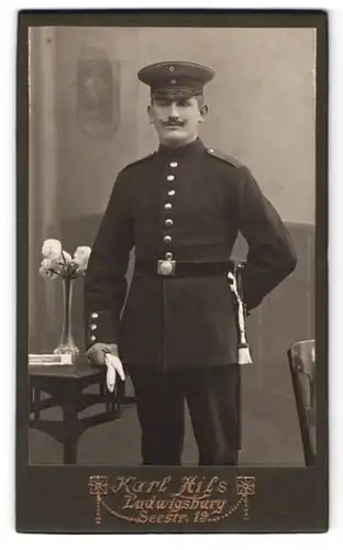 Fotografie Karl Hils, Ludwigsburg, Seestr. 1a, Portrait Soldat in Uniform Rgt. 121 mit Bajonett und Portepee