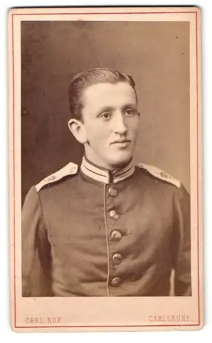 Fotografie Carl Ruf, Carlsruhe, Academie-Str. 20, Portrait Soldat in Garde Uniform mit Schulterklappen