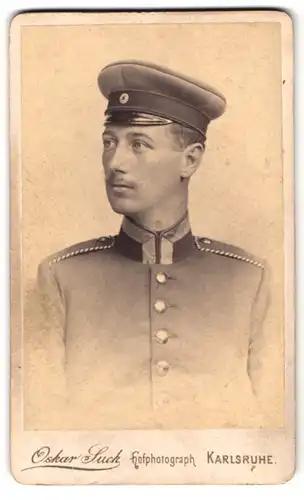 Fotografie Oskar Suck, Karlsruhe, Portrait Einjährig-Freiwilliger Uffz. in Uniform Rgt. 14
