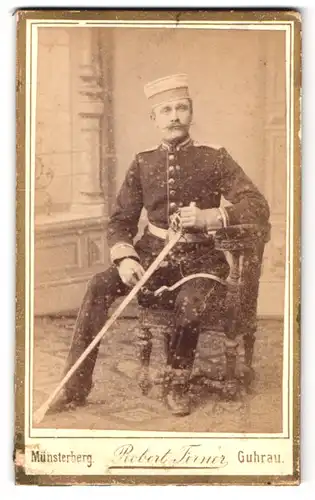 Fotografie Robert Ferner, Münsterberg, Portrait Uffz. in Uniform mit Säbel und Krätzschen