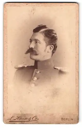 Fotografie L. Haase & Co., Berlin, Unter den Linden 62 /63, Portrait Soldat in Uniform mit Epauletten und Walrossbart