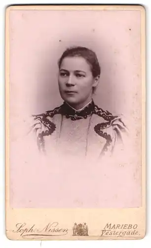 Fotografie Sophus Nissen, Mariebo, Vestergade, Portrait Brünette Dame mit Kragenbrosche