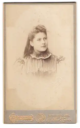 Fotografie Atelier Dupont, Bruxelles, 109 Rue Neuve, Portrait hübsches Mädchen im Kleid mit Rüschen