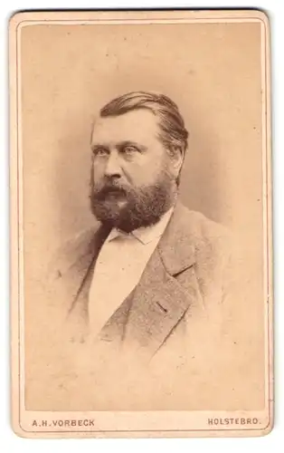 Fotografie A.H. Vorbeck, Holstebro, Portrait eleganter Herr mit Vollbart