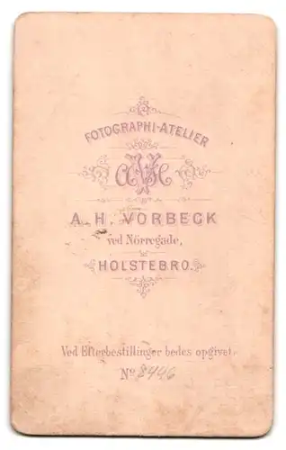 Fotografie A.H. Vorbeck, Holstebro, Portrait Mädchen mit Haarreif & Kragenbrosche
