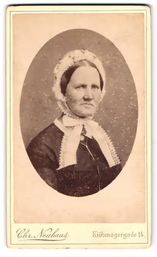 Fotografie Chr. Neuhaus, Kjöbenhavn, Kiöbmagergade 14, betagte Dame mit weisser Haube