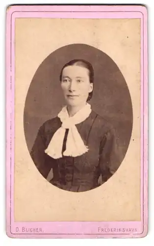 Fotografie D. Blicher, Frederikshavn, Portrait Brünette Dame mit Halstuch