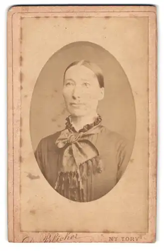 Fotografie D. Blicher, Frederikshavn, Portrait Edeldame im dunklen Kleid mit Halstuch