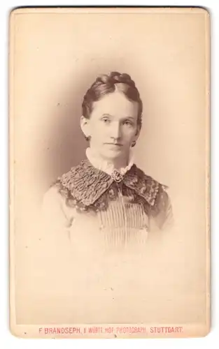 Fotografie H. Brandseph, Stuttgart, Marienstrasse 36, Portrait Edeldame mit geflochtenem Haar & Schmuck