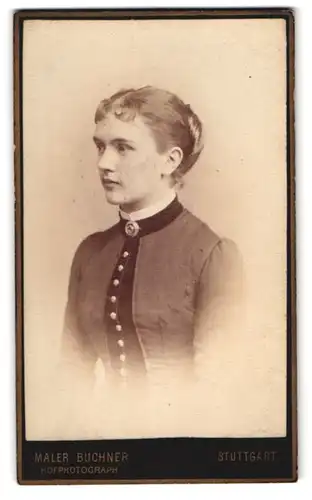 Fotografie Atelier Buchner, Stuttgart, Portrait junge Dame mit Kragenbrosche