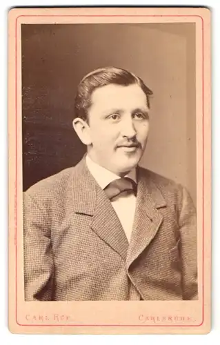 Fotografie Carl Ruf, Carlsruhe, Academiestr. 20, Portrait Edelmann im Anzug