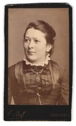 Fotografie Carl Ruf, Carlsruhe, Amalienstr. 26, Portrait Brünette Dame mit Halskette & Anhänger