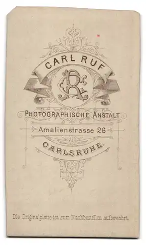 Fotografie Carl Ruf, Carlsruhe, Amalienstr. 26, Portrait Brünette Dame mit Halskette & Anhänger