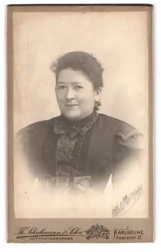 Fotografie Th. Schuhmann & Sohn, Karlsruhe, Amalienstr. 57, Portrait beleibte Dame im Sonntagskleid