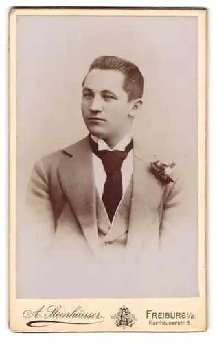 Fotografie A. Steinhäuser, Freiburg i. B., Karthäuserstr. 4, Portrait Bursche im Anzug mit Ansteckblume