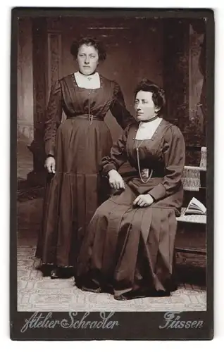 Fotografie Ludwig Schradler & Sohn, Füssen, Augsburgerstr. 276, Damen tragen das gleiche Kleid beim Fotograf