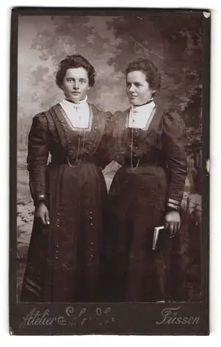 Fotografie Ludwig Schradler & Sohn, Füssen, Augsburgerstr. 276, Brünette Damen im gleichen Kleid