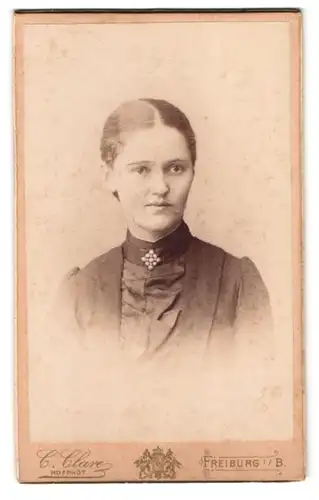 Fotografie C. Clare, Freiburg i. B., Portrait junge Dame mit Kragenbrosche