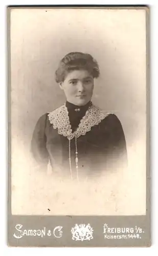 Fotografie Samson & Co., Freiburg i. B., Kaiserstr. 144a, junge Dame mit Halskette & Klöppelware