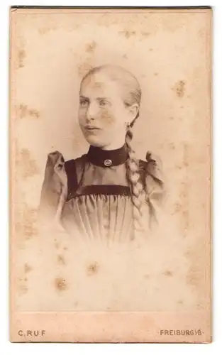 Fotografie C. Ruf, Freiburg i. B., Ludwigstr. 2, Portrait blondes Mädchen mit Zopf im Kleid mit Puffärmeln