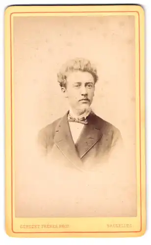 Fotografie Geruzet Freres, Bruxelles, Portrait Herr mit Kinnbart trägt Anzug und Fliege