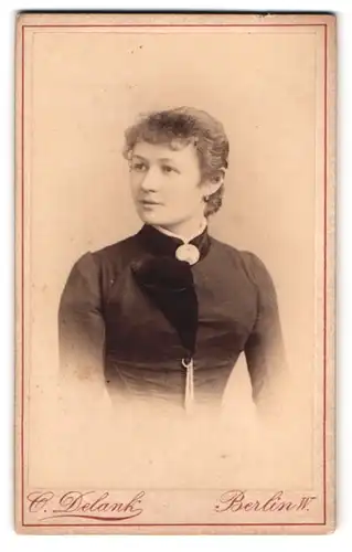 Fotografie AtelierDelank, Berlin, Friedrichstr. 185, Portrait Brünette Dame mit Kragenbrosche