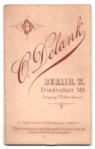 Fotografie AtelierDelank, Berlin, Friedrichstr. 185, Portrait Brünette Dame mit Kragenbrosche