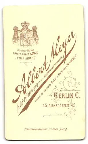Fotografie Albert Meyer, Berlin, Alexanderstr. 45, Portrait Bursche mit kurzem Haar im Anzug